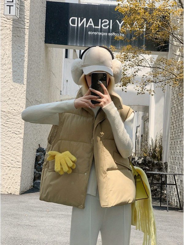 a flexible coat with a relaxed stand up collar, perfect for keeping warm during the autumn and winter seasons.