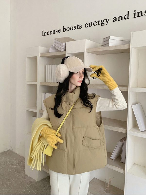 a flexible coat with a relaxed stand up collar, perfect for keeping warm during the autumn and winter seasons.